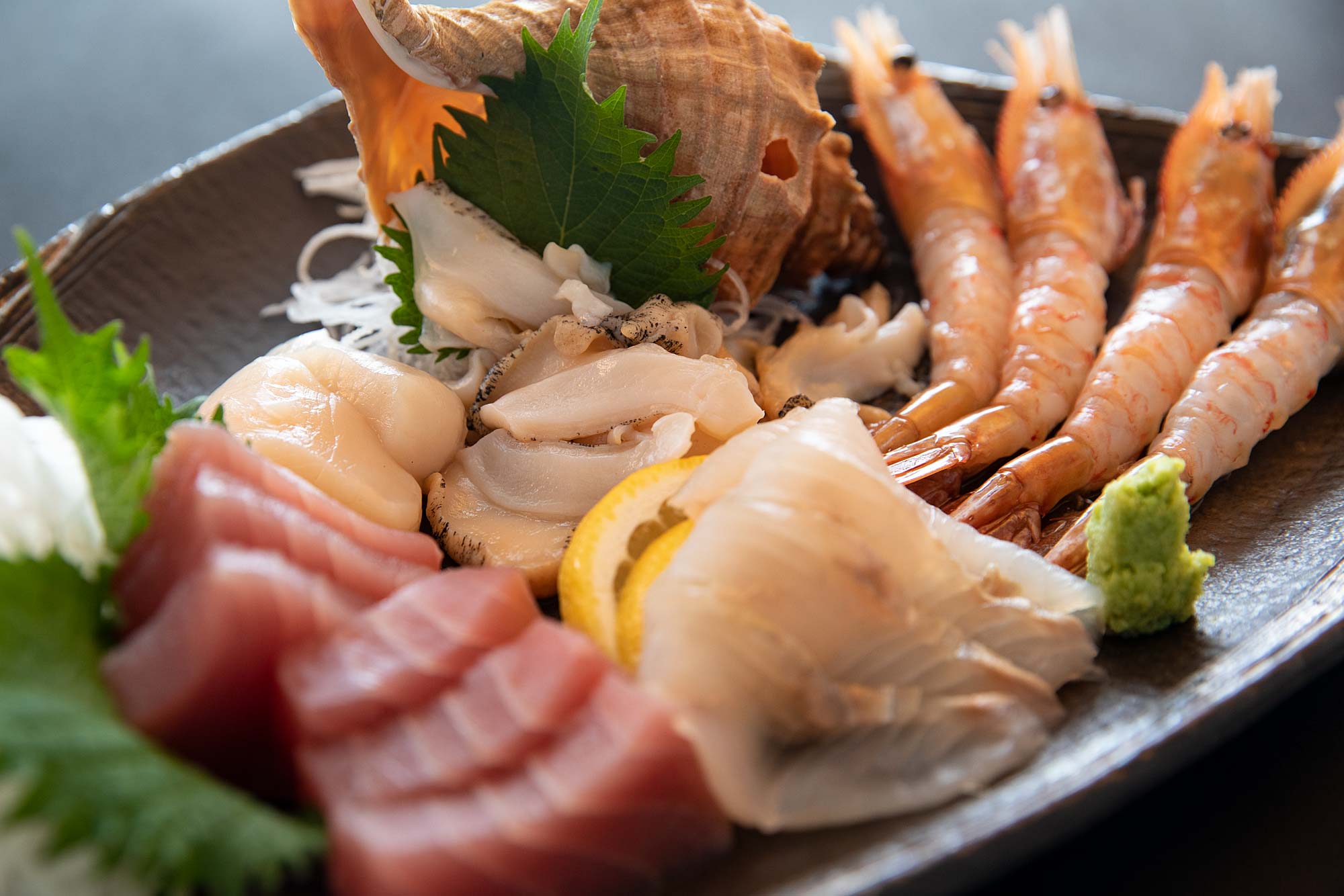 北海道新十津川町サンヒルズサライ　宿泊料理　一品料理　鍋　刺身盛り合わせの写真